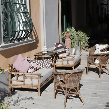 La Dogana Di Charme - Historic With A Beautiful Garden Bed & Breakfast